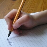 Правильное положение ручки при письме