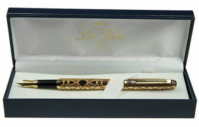 Золотая перьевая ручка