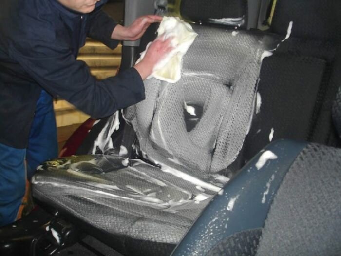 Как убрать пятна от пишущей ручки с обивки сиденья?